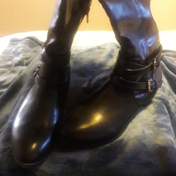 Beautiful tall black boots - Picture 2 of 5